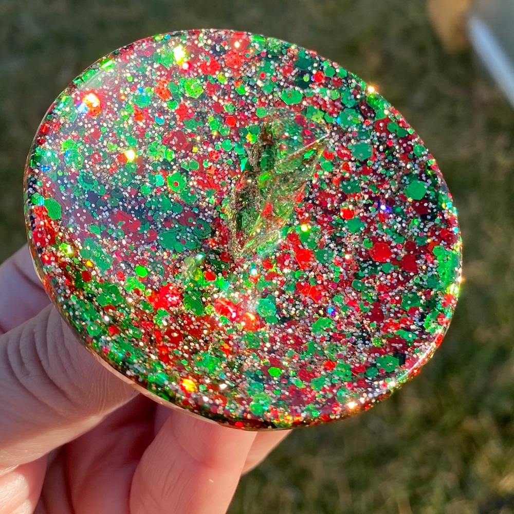 Super cute tiny ring holder.Christmas 🎄 theme